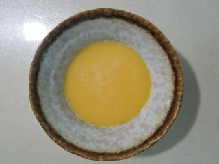 3、樱花玉子烧,搅好的蛋液过遍筛使其更细腻。