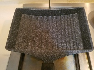 4、樱花玉子烧,玉子烧锅抹层薄油小火烧热