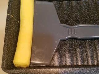 6、樱花玉子烧,蛋液未完全凝固时轻轻从右向左卷起