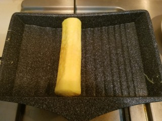 8、樱花玉子烧,卷好的蛋卷在锅里滚圆