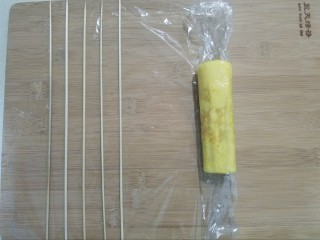 10、樱花玉子烧,保鲜膜包裹住玉子烧从左向右卷起