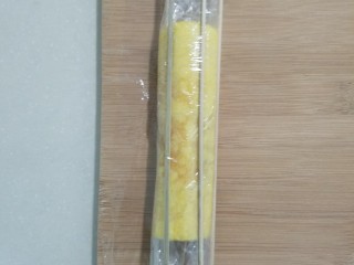 12、樱花玉子烧,卷完用保鲜膜包裹住