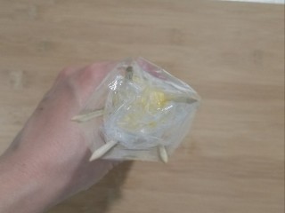 13、樱花玉子烧,从侧面调整一下竹签间的距离