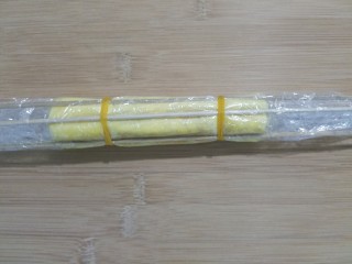 14、樱花玉子烧,然后用皮筋把两头绑紧，这样就能压出花朵形状。