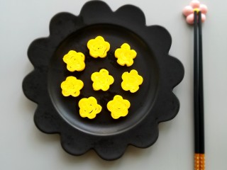 15、樱花玉子烧,绑好的玉子烧半个小时左右就可以成形，切开后就会看见漂亮的樱花。