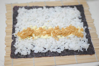 5、爽食寿司卷,在米饭上铺上沙拉酱,撒上肉松。