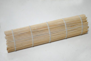 7、爽食寿司卷,顺势用竹帘将紫菜卷起;卷起后,用手紧握一分钟后打开。