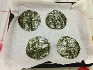 3、迷你米饭披萨,海苔剪成圆形状。