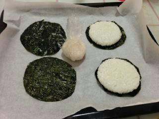 4、迷你米饭披萨,米饭用一张保鲜膜，先包成圆形，再压扁，放在海苔上。
