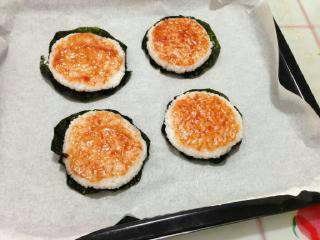 5、迷你米饭披萨,米饭上涂一层番茄酱或是披萨酱。