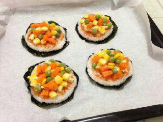 7、迷你米饭披萨,再铺上玉米粒、青豆和胡萝卜粒。