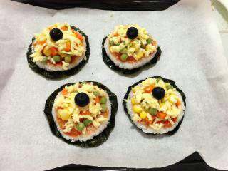 8、迷你米饭披萨,最上面再洒上奶酪，加一颗蓝莓果做为装饰。烤箱200度预热，中层，烤10分钟。根据自己烤箱进行目测啦。