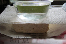 1、大酱煎豆腐,豆腐上下垫上厨房纸，压上一碗水，尽量挤去水分
