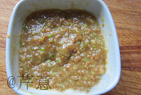 3、大酱煎豆腐,搅拌均匀成酱汁备用