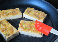 5、大酱煎豆腐,在豆腐表面抹上酱料，翻面后两面都抹酱料