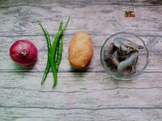 1、香辣虾煲,准备食材