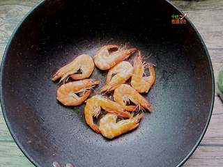 8、香辣虾煲,煎到两面变红色,外皮有些变得酥脆,就可以捞出控出多余油分