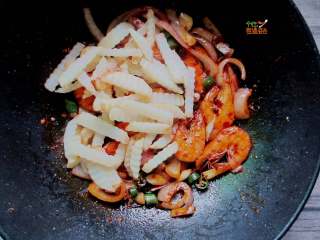 11、香辣虾煲,倒入煎好的土豆条和虾
