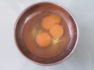 1、土豆泥寿司,鸡蛋打入碗中打散