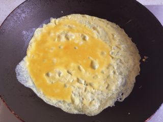 2、土豆泥寿司,热锅热油倒入鸡蛋,只需薄薄一层,做成鸡蛋皮