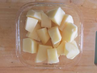 4、土豆泥寿司,上锅蒸熟或微波炉加水加热至熟都可以