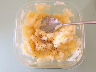 6、土豆泥寿司,为了提味,加入黑胡椒粒