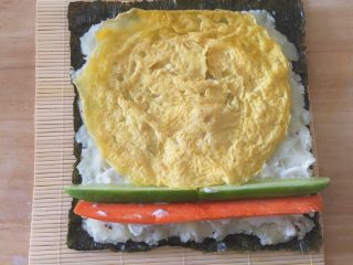 11、土豆泥寿司,鸡蛋皮放入边上也可以,放在胡萝卜黄瓜下面也可以