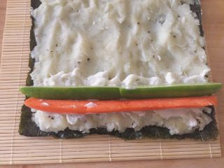 10、土豆泥寿司,放上胡萝卜条和黄瓜条