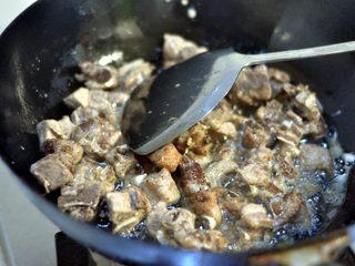 5、香辣干锅排骨,锅里倒入油，将油完全烧开后，倒入排骨，迅速翻炒，将排骨煸干，双面金黄，捞出备用 。