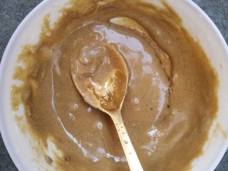 4、芝麻酱拌娃娃菜,用勺子搅拌均匀