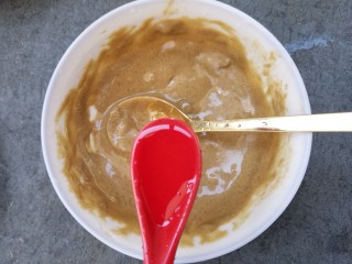 5、芝麻酱拌娃娃菜,然后再加一勺醋