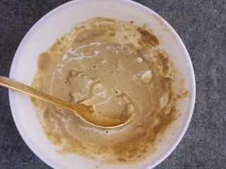 8、芝麻酱拌娃娃菜,然后再次拌匀，酱料就做好了。