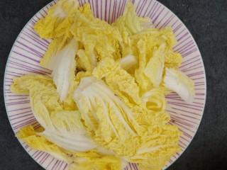 10、芝麻酱拌娃娃菜,把娃娃菜切成长条块