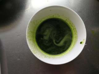 3、翡翠烧麦,加90g左右的水用料理机打碎,过滤出菠菜汁。