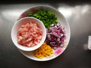 5、翡翠烧麦,醒面的过程来制作馅料:肉切肉末,洋葱、青椒切小丁,也可以用香菇、豌豆之类的。