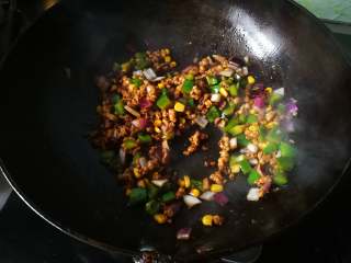 8、翡翠烧麦,加入青椒、豌豆、洋葱稍微翻炒加少量的鸡精,盐根据情况添加,要是生抽、耗油i的咸度够了,就不用另外加盐了。再放入糯米饭翻炒均匀。(这步忘了拍照了)