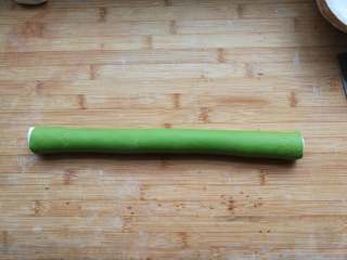 11、翡翠烧麦,绿色面团把白色面团包起来