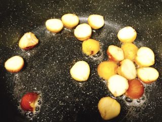3、椰香板栗鸡,锅里铺油，加入板栗，中火至板栗稍稍变色即可，把板栗捞出来，油别动。