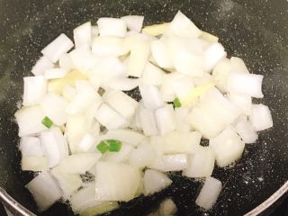 4、椰香板栗鸡,板栗捞出来后换大火直接往锅里加姜葱蒜洋葱八角香叶等一切爆香。