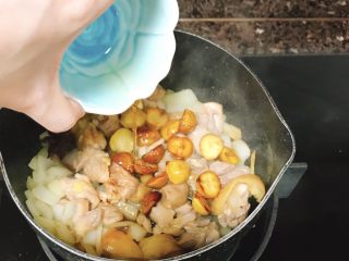 6、椰香板栗鸡,迅速倒入味淋...