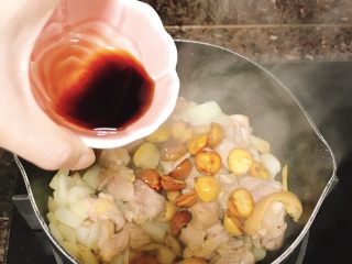 7、椰香板栗鸡,倒入鲣鱼汁...