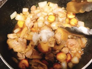 8、椰香板栗鸡,随便扒拉一下，把颜色翻炒均匀，然后加糖和鸡精，呃不喜欢的不加，加辣椒也可以...