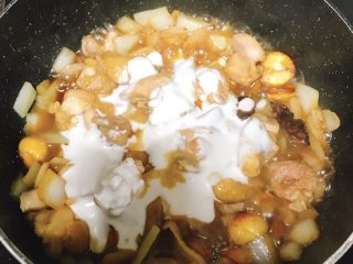 9、椰香板栗鸡,然后倒上椰浆...喜好这一口的多加点，不喜欢的不加也没关系，换成牛奶也行但是我不大喜欢加牛奶的味道总觉得鸡和奶在一起怪怪的…
