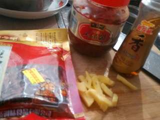 1、香辣丸子火锅,姜切丝，火锅底料忘了拍。