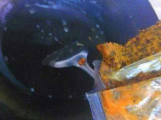 2、香辣丸子火锅,锅放油，放入火锅底料，炒至融化