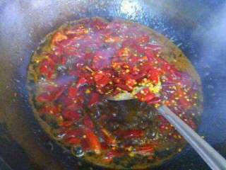 4、香辣丸子火锅,再放入姜丝，和红辣椒炒香