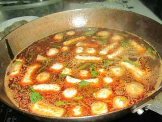 7、香辣丸子火锅,丸子先放锅里煮，蔬菜边吃边放