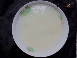 2、酸爽粉丝娃娃菜,将粉丝用热水烫软