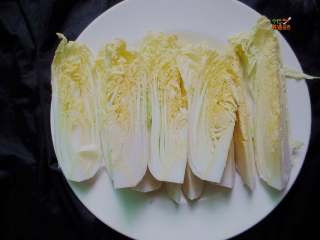 3、酸爽粉丝娃娃菜,娃娃菜先对半切开，再平均分成8份