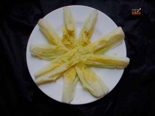 4、酸爽粉丝娃娃菜,将娃娃菜整齐的摆到盘中